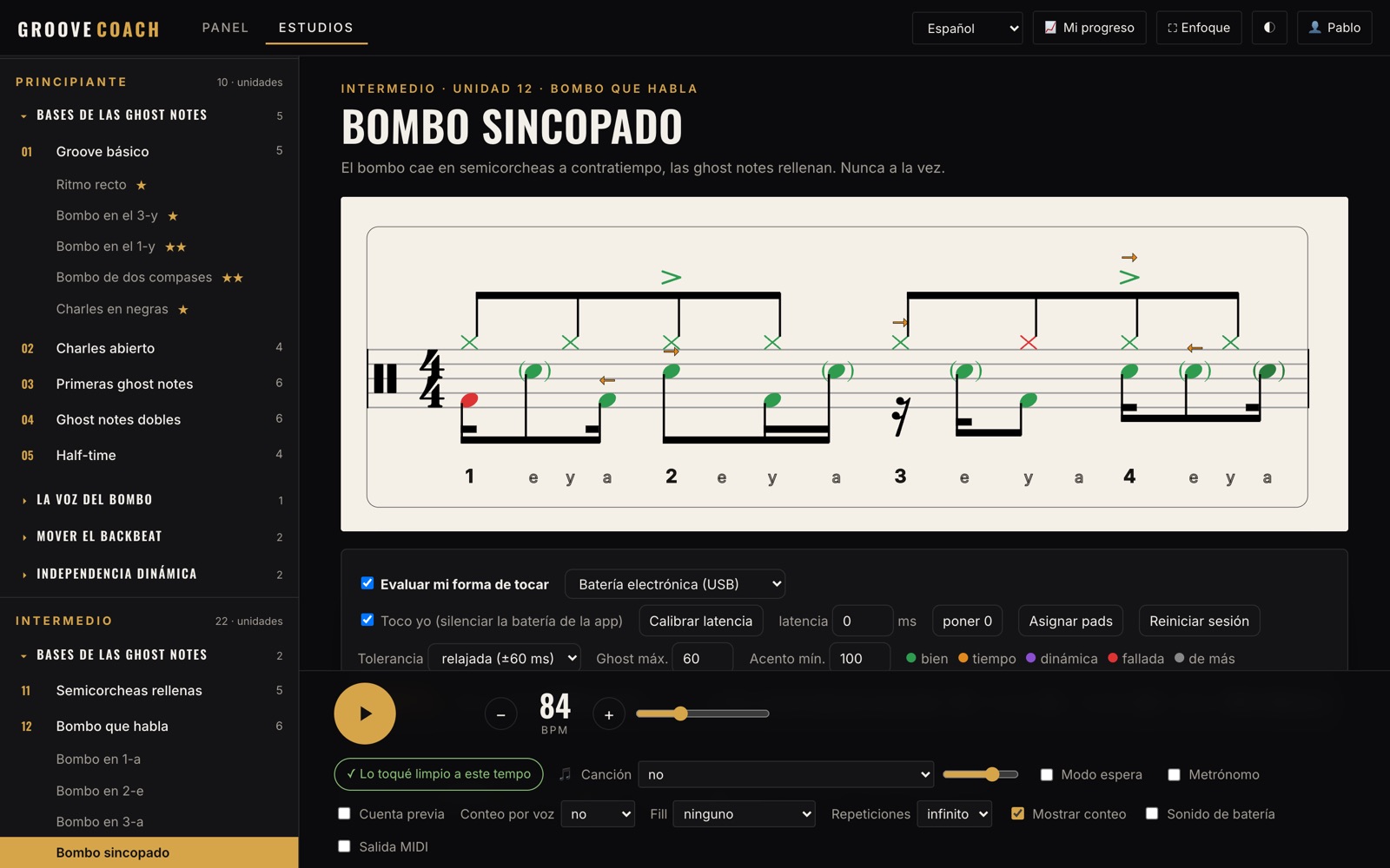 Pantalla de práctica: partitura de batería con notas en verde, naranja y rojo según el tiempo